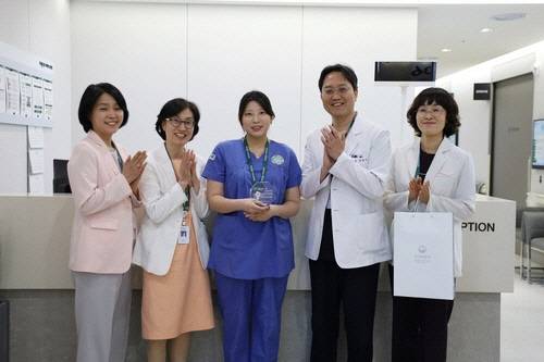 감사패 받는 최애리(가운데) 간호사[이대목동병원 제공]