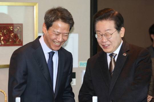 이재명(오른쪽) 더불어민주당 대선 후보가 당대표 시절이던 지난 2월 서울 여의도의 한 음식점에서 임종석 전 대통령비서실장과 오찬 회동을 하고 있다.연합뉴스