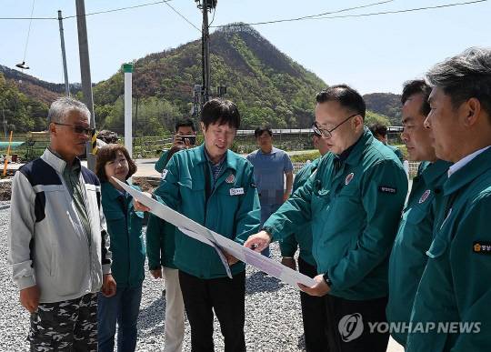 이한경 행정안전부 재난안전관리본부장이 지난 26일 경북 안동시 일직면에 설치된 산불피해 이재민 임시주거시설을 점검하고 있다. [연합뉴스]