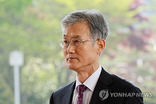 조희대 대법원장이 24일 서울 서초구 대법원으로 출근하고 있다. 대법원 전원합의체는 이날 이재명 전 더불어민주당 대표의 공직선거법 위반 혐의 사건 두 번째 기일을 열어 사건을 심리한다. [연합뉴스]