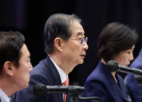 한덕수 대통령 권한대행 국무총리가 30일 서울 여의도 중소기업중앙회에서 열린 '중소기업 규제혁신 현장 소통 간담회'에서 인사말을 하고 있다. 연합뉴스