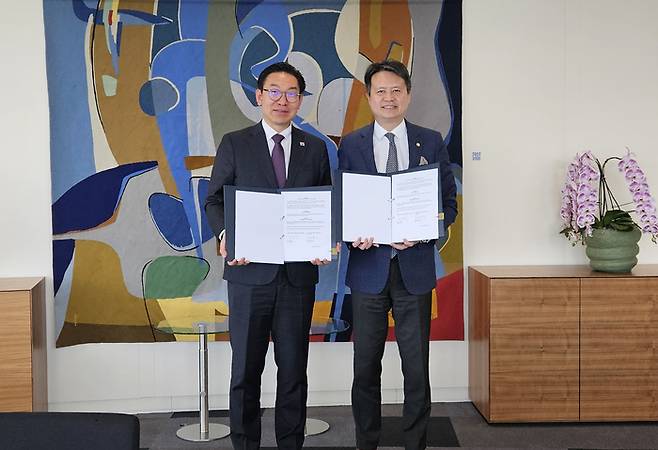 28일 김완기 특허청장(사진 왼쪽)이 다렌 탕 세계지식재산기구 사무총장(오른쪽)과 업무협약을 체결했다.