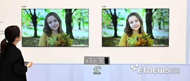 삼성전자가 지난 7일 서울 서초구 삼성 강남에서 신제품 출시 행사 'Unbox & Discover 2025'를 열고 네오 QLED 8K, OLED 등 대폭 강화된 AI TV 라인업을 공개했다. 참석자가 AI 딥러닝 기술을 활용한 '오토 HDR 리마스터링 프로' AI 화질비교를 살펴보고 있다.  이동근기자 foto@etnews.com