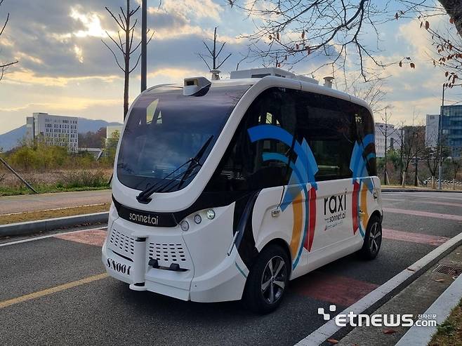 수원시가 다음달 2025 수원 지능형교통체계(ITS) 아태총회' 기간 동안 광교 도심에서 운영할 자율주행차량 모습.