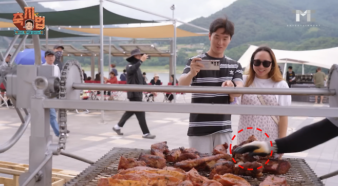 1742303195.png 백종원 : 고기는 무조건 집게로 잡으셔야 해유