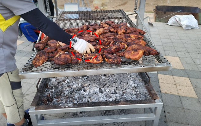 1742303193.png 백종원 : 고기는 무조건 집게로 잡으셔야 해유