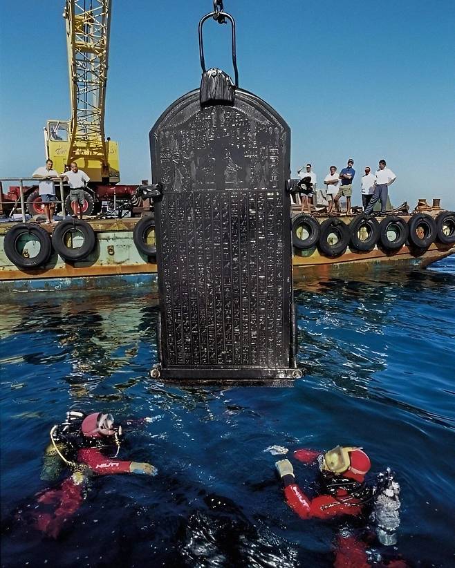 50d28dff2fff92b114f11221986814e3.webp.ren.jpg 바다에서 끌어올린 고대 비석 상태