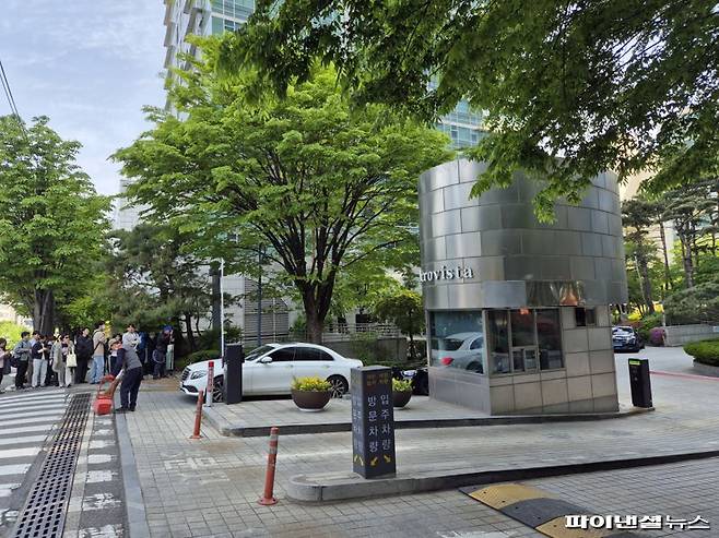 윤석열 전 대통령 부부와 건진법사 전성배씨 사이의 각종 의혹을 수사 중인 검찰이 압수수색을 진행 중인 윤 전 대통령 사저 앞 모습/사진=최은솔 기자