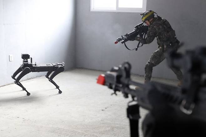 지난 3월 12일 경기 파주시 무건리 훈련장에서 2025 FS/TIGER 일환으로 실시된 유무인 복합전투체계 활용 '한미연합 WMD(대량살상무기) 제거훈련'에서 다족형무인로봇이 적군을 정찰하고 있다./뉴시스