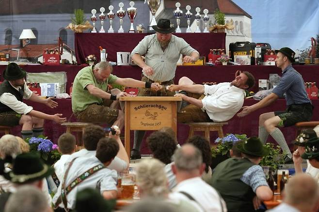 [바이에른=뉴시스] 27일(현지 시간) 독일 바이에른주 로젠하임 인근에서 열린 독일 핑거하켈른(핑거 레슬링) 챔피언십에서 참가자들이 경기하고 있다. 2025.04.28. /사진=뉴시스