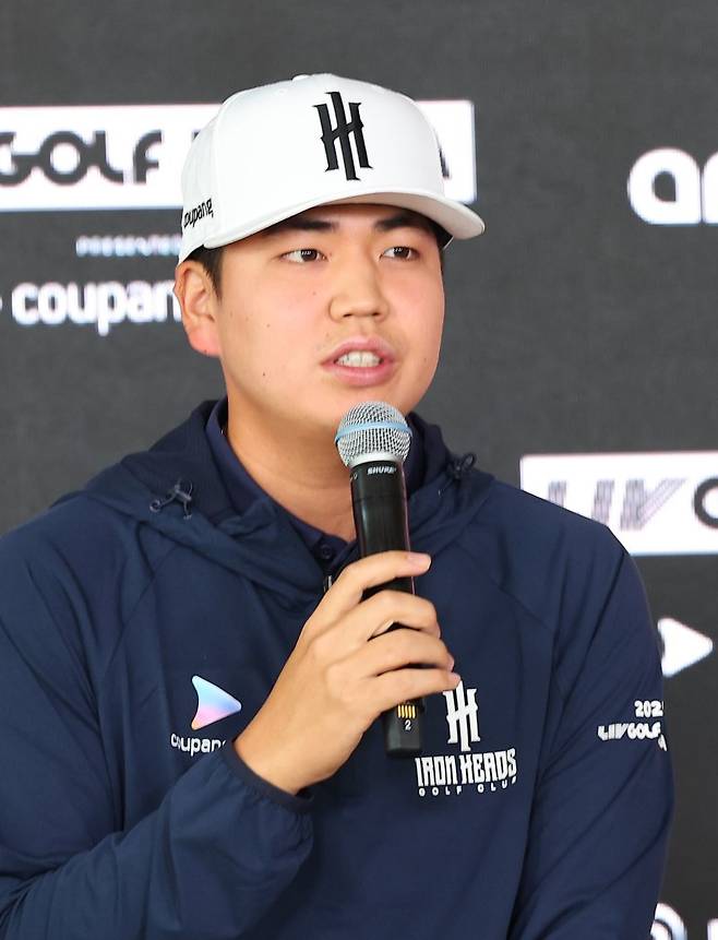 LIV 골프 코리아 경기를 앞두고 30일 인천 송도 잭 니클라우스 골프클럽 코리아에서 열린 '아이언 헤드'팀 기자회견에서 장유빈이 취재진 질문에 답하고 있다. 연합뉴스
