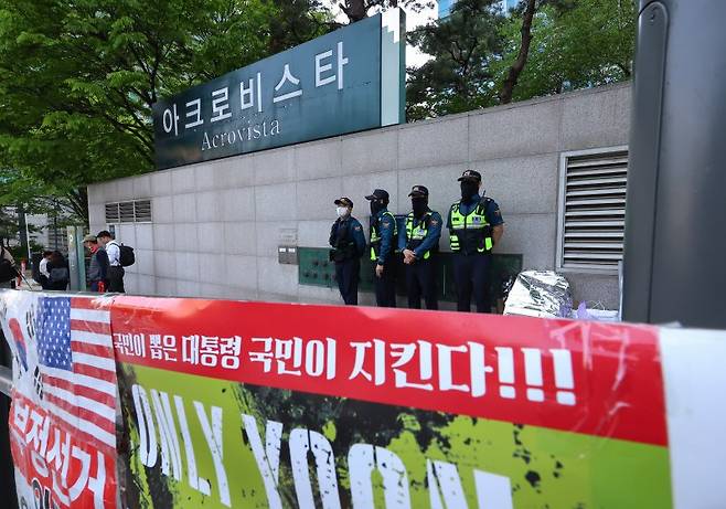 윤석열 전 대통령 부부와 건진법사 전성배씨 사이의 각종 의혹을 수사 중인 검찰이 윤 전 대통령의 사저에 대해 압수수색에 들어간 30일 서울 서초구 아크로비스타 앞에서 경찰이 대기하고 있다. 연합뉴스