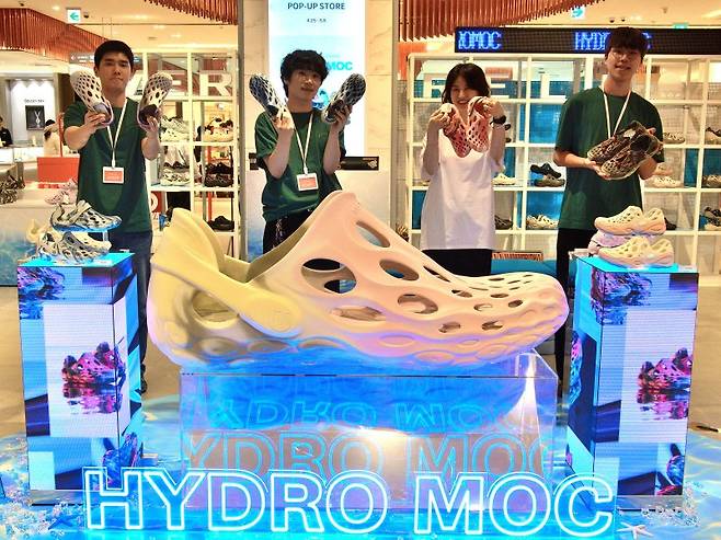 롯데백화점 부산본점 지하1층 더웨이브에서 진행하는 아웃도어 브랜드 '머렐'의 프리미엄 라인 팝업스토어에서 직원들이 상품을 소개하고 있다. 롯데쇼핑 제공