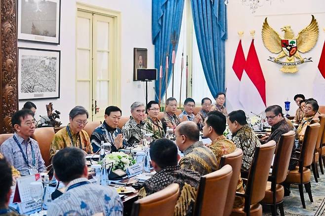 신동빈 롯데그룹 회장을 비롯한 한경협 경제사절단이 지난 달 28일 인도네시아 자카르타 메르데카 궁전에서 프라보워 수비안토 인도네시아 대통령을 예방하고 있다. (인도네시아 대통령실 제공)/사진=뉴스1화상