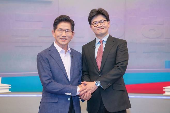 김문수(왼쪽), 한동훈 제21대 대통령 선거 국민의힘 경선 후보가 30일 오후 서울 중구 TV조선 스튜디오에서 열린 TV토론에 앞서 기념촬영을 하고 있다. 뉴시스