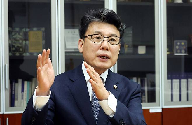 진성준 민주당 정책위의장이 25일 오후 국회 의원회관에서 한겨레와 인터뷰하고 있다. 김경호 선임기자 jijae@hani.co.kr