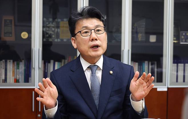 진성준 민주당 정책위의장이 25일 오후 국회 의원회관에서 한겨레와 인터뷰하고 있다. 김경호 선임기자 jijae@hani.co.kr