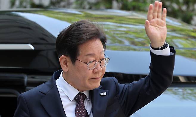 이재명 더불어민주당 대통령 후보가 29일 오전 서울 서초구 서울중앙지법에서 열린 ‘대장동 배임·성남에프씨(FC) 뇌물 등 혐의’ 1심 속행 공판에 출석하고 있다. 김영원 기자 forever@hani.co.kr