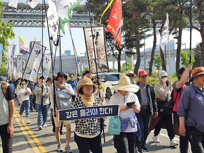 세종보 천막농성 1년째 된 날인 지난 29일 오후 환경단체 활동가들과 시민들이 세종시 환경부에서 세종보까지 행진하고 있다. 최예린 기자