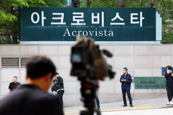 윤석열 전 대통령 부부와 ‘건진법사’ 전성배씨 사이의 각종 의혹을 수사 중인 검찰이 윤 전 대통령의 사저에 대해 압수수색에 들어간 30일 서울 서초구 아크로비스타 앞에서 취재진이 촬영하고 있다. 연합뉴스
