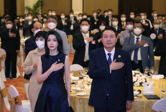 2022년 11월11일 윤석열 대통령과 김건희 여사가 캄보디아 프놈펜 한 호텔에서 열린 동포 만찬간담회에서 국기에 대한 경례를 하고 있다. 대통령실사진기자단