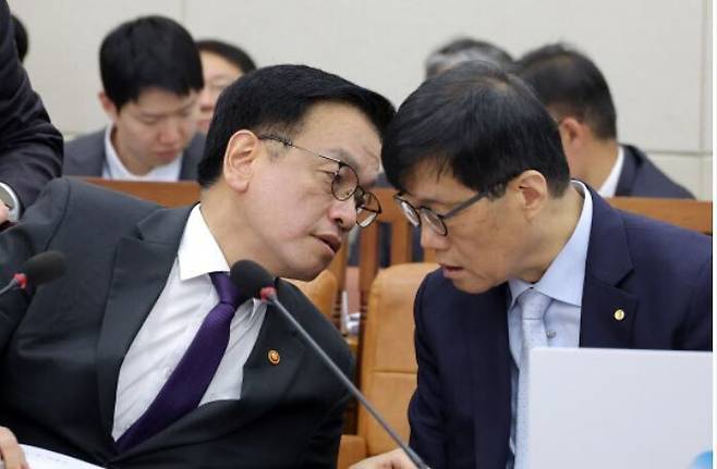 최상목 부총리 겸 기획재정부 장관(왼쪽)과 이창용 한국은행 총재가 30일 국회 기획재정위원회 전체회의에서 대화하고 있다. 연합뉴스