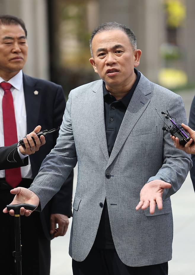 ‘정치 브로커\' 명태균씨가 2025년 4월30일 윤석열 전 대통령 부부와 구 여권 정치인 다수가 연루된 공천 개입·여론조사 의혹 관련 조사를 받기 위해 서울 서초구 서울고등검찰청으로 향하며 취재진의 질문에 답변하고 있다. 연합뉴스