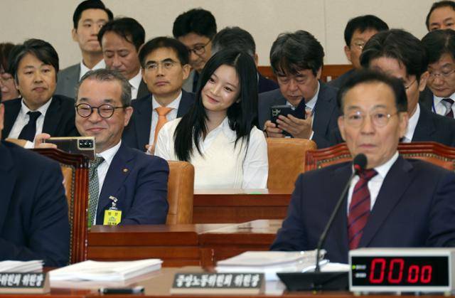 뉴진스 하니가 2024년 10월 15일 서울 여의도 국회에서 열린 환경노동위원회 국정감사에 참고인으로 출석해 정인섭 한화오션 거제사업장 사장이 셀카를 찍자 웃고 있다. 고영권 기자