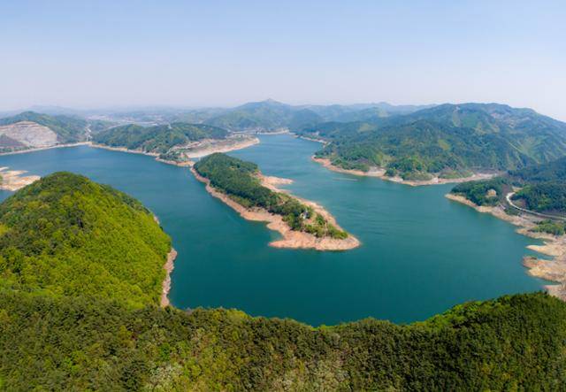 영주호와 가운데 섬의 용마루공원 모습.