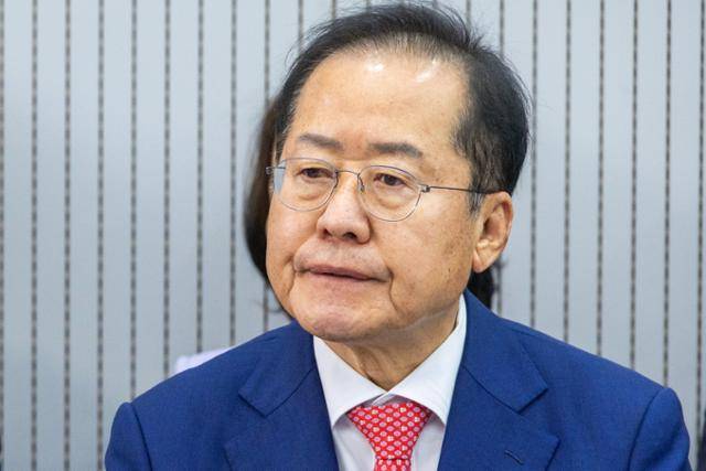 국민의힘 대선 3차 경선 진출자가 발표된 29일 서울 여의도 국민의힘 중앙당사에서 홍준표 전 대구시장이 결과를 기다리고 있다. 뉴시스