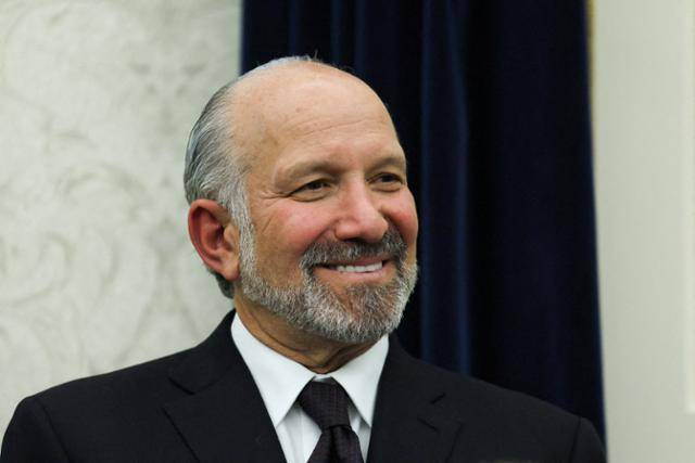 하워드 러트닉 미국 상무장관이 23일 워싱턴 백악관 오벌 오피스에서 도널드 트럼프 미국 대통령이 행정명령에 서명하는 것을 지켜보고 있다. 워싱턴=로이터 연합뉴스