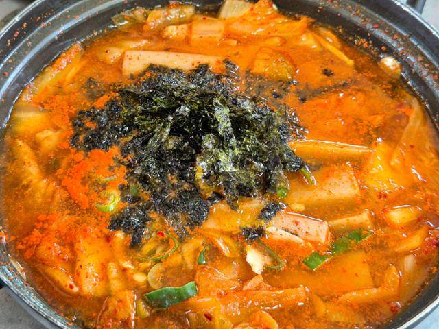 경북 영주의 향토 음식인 '태평초'는 김치찌개에 메밀묵을 넣는 게 특징이다.