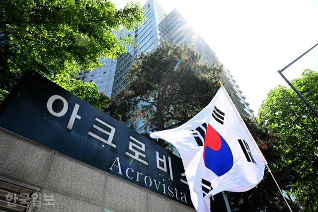 30일 서울 서초구 아크로비스타에 윤석열 전 대통령 지지자가 든 태극기 깃발이 펄럭이고 있다. 이날 검찰이 윤 전 대통령 사저를 압수수색하자 지지자들은 사저 앞 항의 시위를 벌였다. 왕태석 선임기자