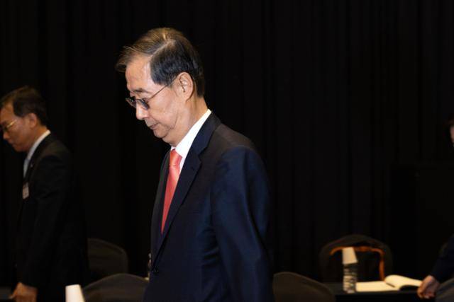 한덕수 대통령 권한대행 국무총리가 30일 서울 영등포구 중소기업중앙회에서 열린 ‘중소기업 규제혁신 현장 소통 간담회’에 참석한 뒤 기념촬영을 위해 이동하고 있다. 왕태석 선임기자