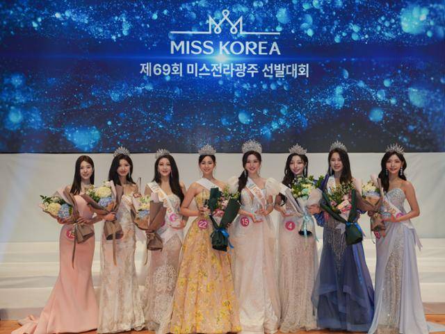 2025 미스코리아 지역예선 미스 전라광주 선발대회가 30일 해남군 문화예술회관에서 열렸다. 왼쪽부터 와일드카드 안소정씨, 미 도지혜씨, 미 박지수씨, 선 강다현씨, 진 양윤지씨, 선 이채린씨, 미 박민지씨, 미 박수경씨 글로벌이앤비 제공