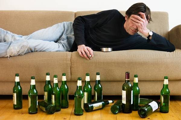 흡연, 과음, 운동 부족과 같은 나쁜 생활 습관이 빠르면 30대 중반부터 신체적, 정신적 건강에 부정적인 영향을 미칠 수 있다./사진=클립아트코리아