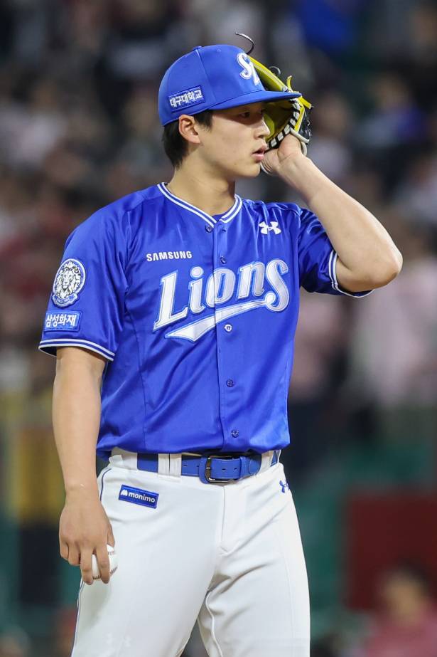 29일 인천 SSG전에 등판, 포수 사인을 듣는 이호성. 삼성 제공