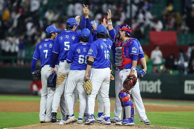 29일 인천 SSG전을 승리한 삼성 선수단이 세리머니를 하고 있다. 삼성 제공