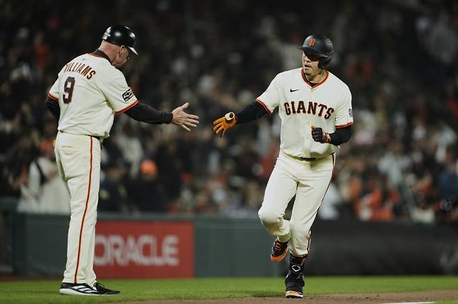 <yonhap photo-3322=""> San Francisco Giants' Wilmer Flores, right, celebrates with third base coach Matt Williams after hitting a solo home run during the sixth inning of a baseball game against the Milwaukee Brewers, Monday, April 21, 2025, in San Francisco. (AP Photo/Godofredo A. V?squez)/2025-04-22 12:40:33/ <저작권자 ⓒ 1980-2025 ㈜연합뉴스. 무단 전재 재배포 금지, AI 학습 및 활용 금지></yonhap>