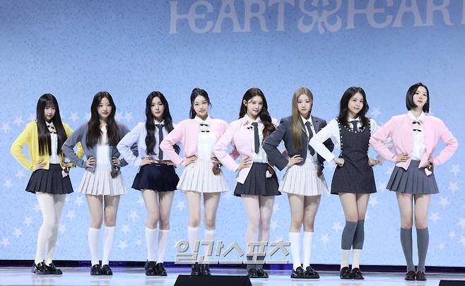 그룹 하츠투하츠 예온, 스텔라, 유하, 이안, 에이나, 주은, 카르멘, 지우가 24일 오후 서울 광진구 예스24라이브홀에서 열린 첫 싱글 'The Chase(더 체이스)' 발매 기념 쇼케이스에 참석해 포즈를 취하고 있다. 영국 R&B 그룹 '플로'가 작곡에 참여한 '더 체이스'는 몽환적인 사운드 소스들과 보컬 멜로디가 어우러져 신비롭고 묘한 분위기를 자아낸다. 특별한 베이스 신스를 중심으로 전개되는 트랙의 분위기 변화가 특징이다. 서병수 기자 qudtn@edaily.co.kr /2025.02.24/