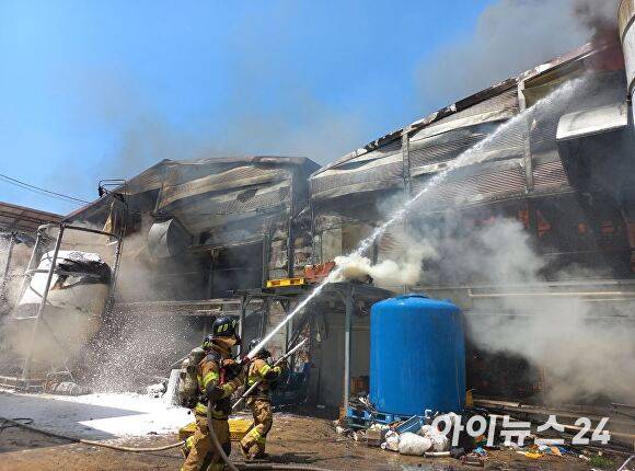 29일 오전 10시 56분쯤 엥주시 인정면 한 양계장에서 불이 나 출동한 소방당국이 화재 진압을 하고 있다. [사진=경북소방본부]