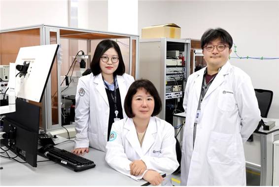 왼쪽에서부터 강미선 박사후 연수연구원(공동 제1저자), 김정연 책임연구원(교신저자), 송석운 연구원(공동 제1저자). [사진=한국뇌연구원]