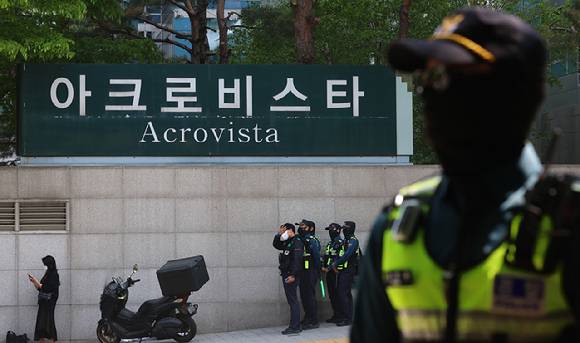 윤석열 전 대통령 부부와 건진법사 전성배씨 사이의 각종 의혹을 수사 중인 검찰이 윤 전 대통령의 사저에 대해 압수수색에 들어간 30일 서울 서초구 아크로비스타 앞에서 경찰들이 근무를 서고 있다. 2025.4.30 [사진=연합뉴스]