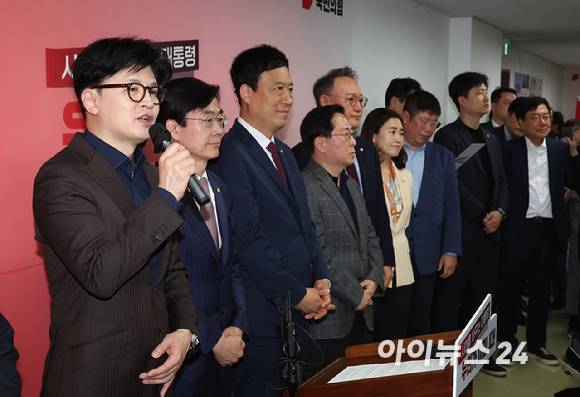 한동훈 국민의힘 대선 경선 후보가 지난 18일 서울 여의도에 마련된 국민먼저캠프 사무실에서 캠프 인사 발표 기자회견을 하고 있다. [사진=곽영래 기자]