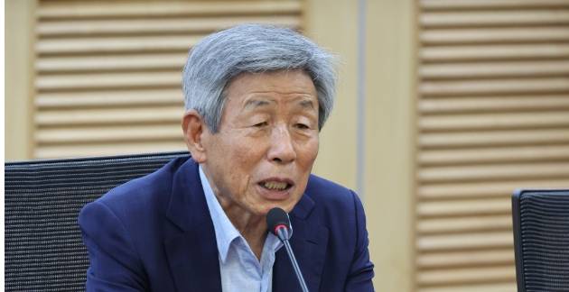 유인태 전 국회 사무총장이 지난 2023년 서울 여의도 국회 의원회관에서 '정치교체와 정치복원 원로·미래와의 대화' 주제로 열린 새로운 질서 제1회 포럼에서 발언하고 있다. [사진=연합뉴스]