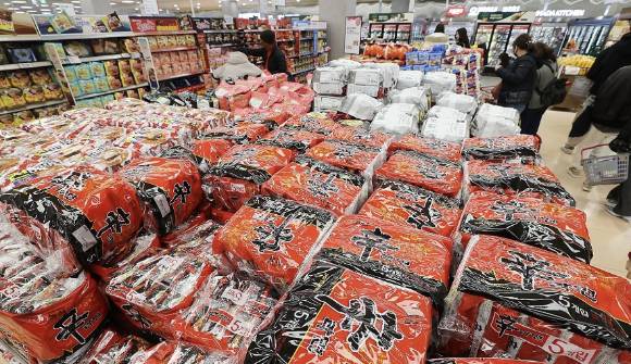 서울 한 대형마트의 라면 매대에 농심 신라면이 진열돼 있다. [사진=연합뉴스]