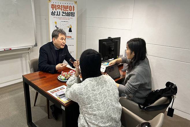 손문규 대표(강동구 청년해냄센터 센터장)가 멘토링을 진행하고 있다 / 출처=강동구 청년해냄센터