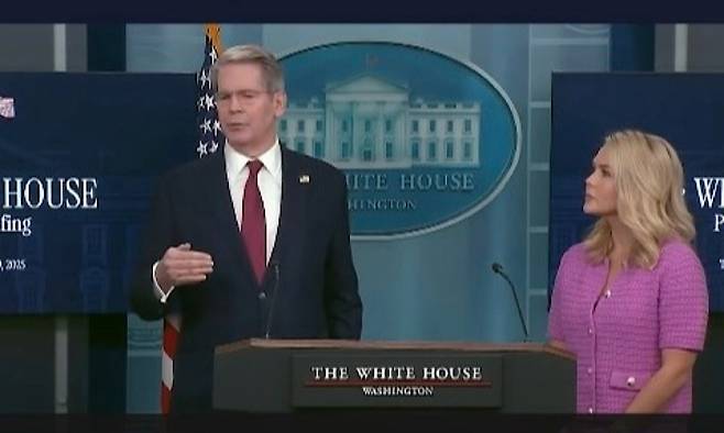 스콧 베선트 미국 재무장관이 29일(현지시간) 백악관에서 기자회견을 하고 있다. (백악관 유튜브 캡처)