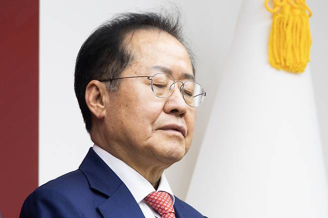 제21대 대통령후보자 국민의힘 3차 경선 진출에서 탈락한 홍준표 후보가 29일 오후 서울 여의도 국민의힘 중앙당사에서 진출자들의 소감을 듣고 있다. 국회사진기자단