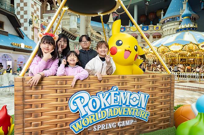 롯데월드는 오는 5월 25일까지 봄 시즌 축제 ‘포켓몬 월드 어드벤처’를 진행한다. 풍선비행을 비롯해 파크 곳곳을 포켓몬 테마로 꾸몄다. 사진 롯데월드